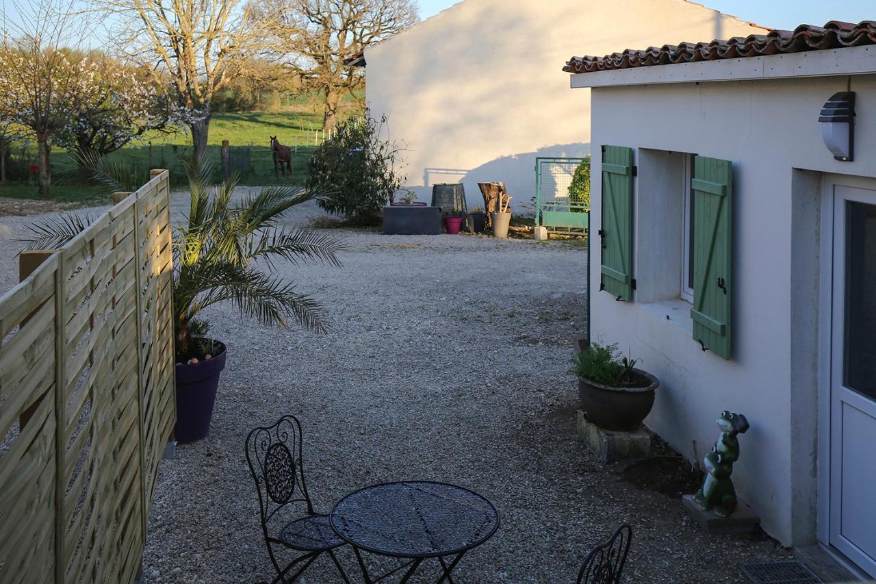 Le Gite Vert Saint-Germain-de-Lusignan Buitenkant foto