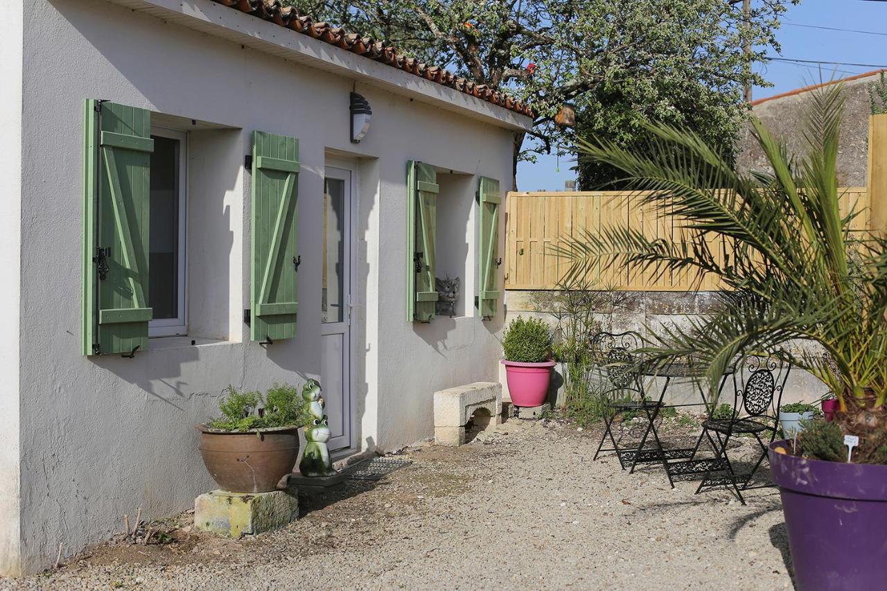 Le Gite Vert Saint-Germain-de-Lusignan Buitenkant foto